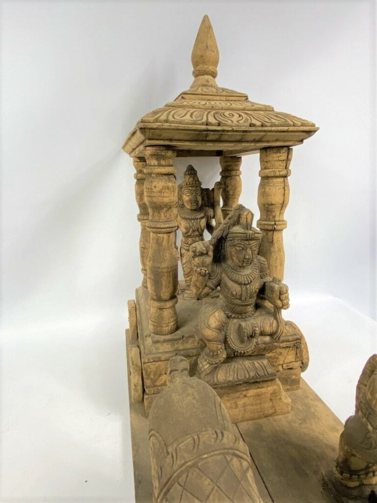 Important groupe en bois naturel sculpté figurant un char de procession avec de…