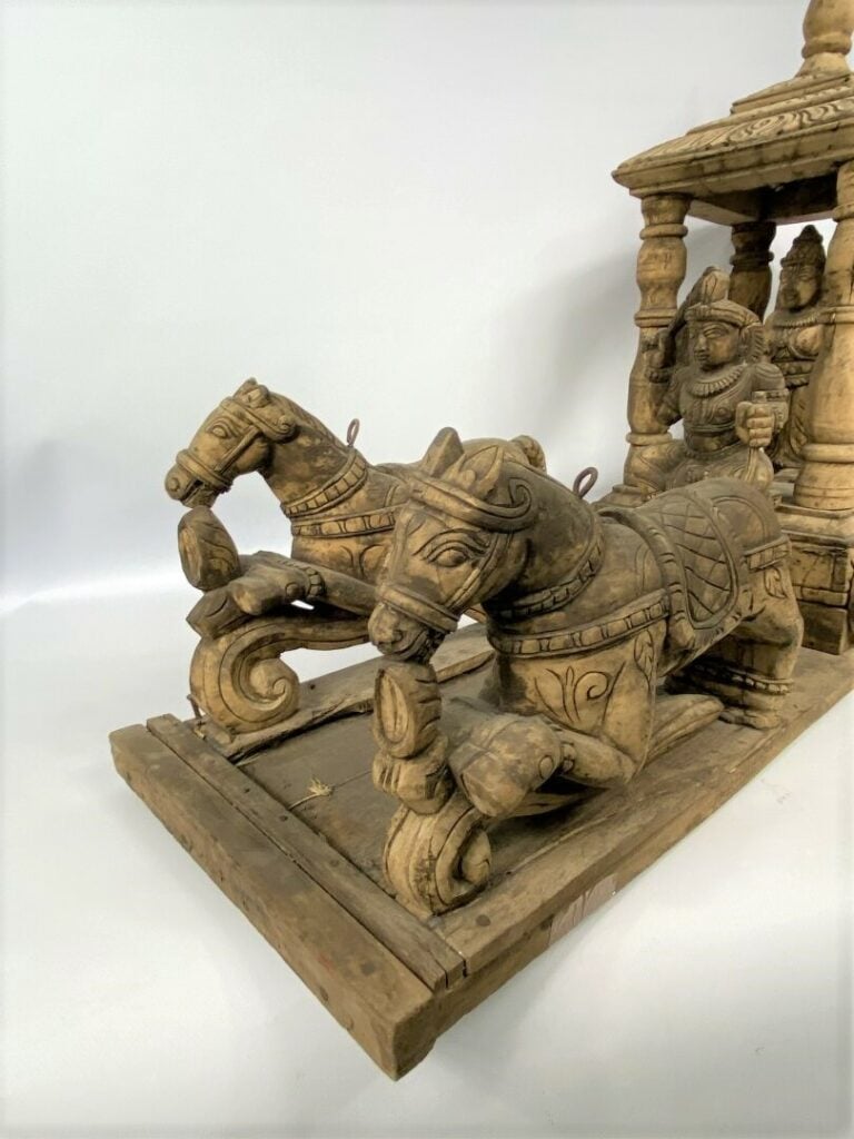 Important groupe en bois naturel sculpté figurant un char de procession avec de…