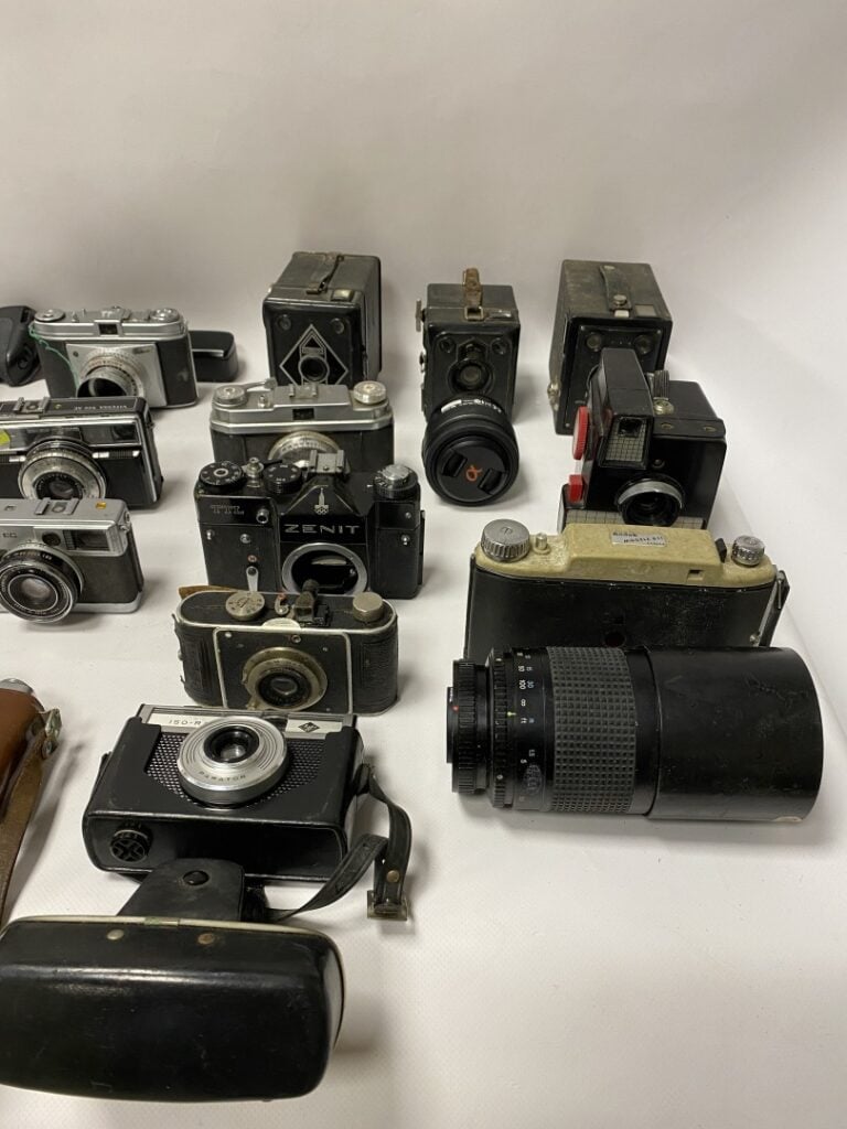 Important lot d'appareils photo, comprenant quatre chambres et quinze appareils…