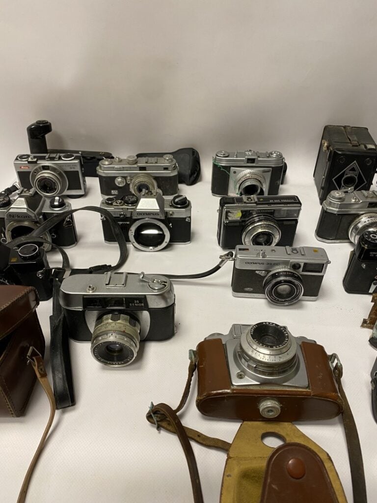 Important lot d'appareils photo, comprenant quatre chambres et quinze appareils…