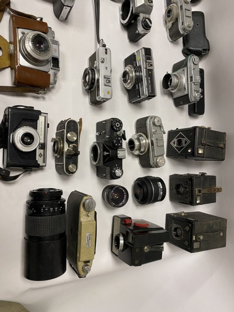 Important lot d'appareils photo, comprenant quatre chambres et quinze appareils…