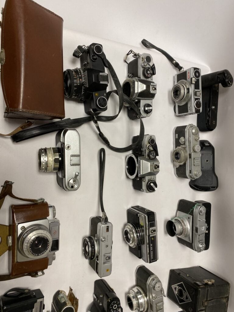 Important lot d'appareils photo, comprenant quatre chambres et quinze appareils…