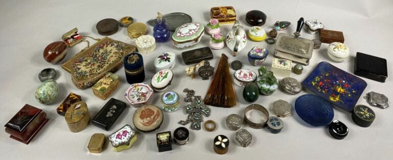 Important lot d'objets de vitrine comprenant petites boîtes, pilluliers, vase m…