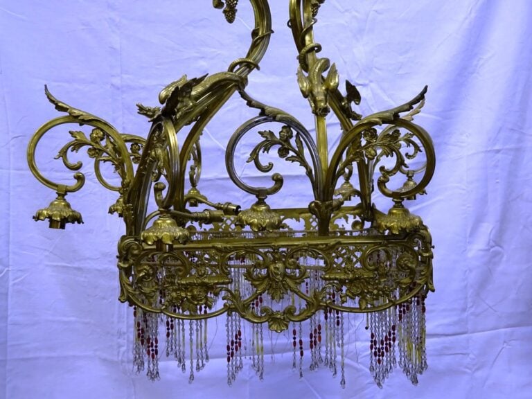 Important lustre en bronze doré à huit bras de lumière, à riche décor de volute…