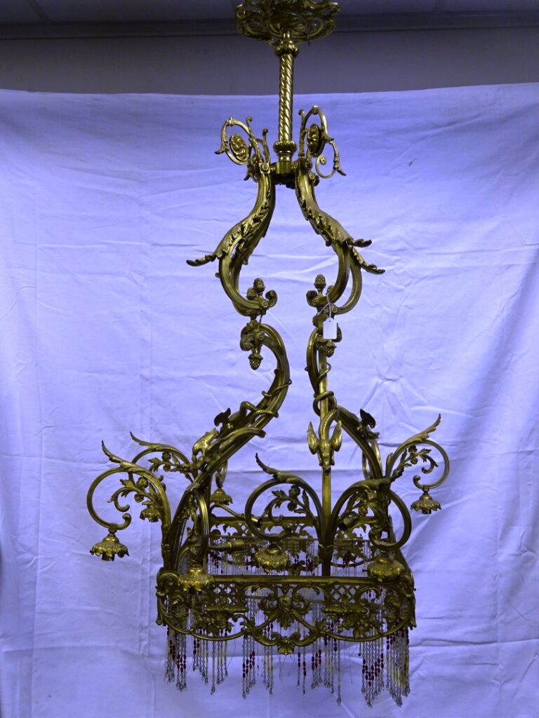 Important lustre en bronze doré à huit bras de lumière, à riche décor de volute…