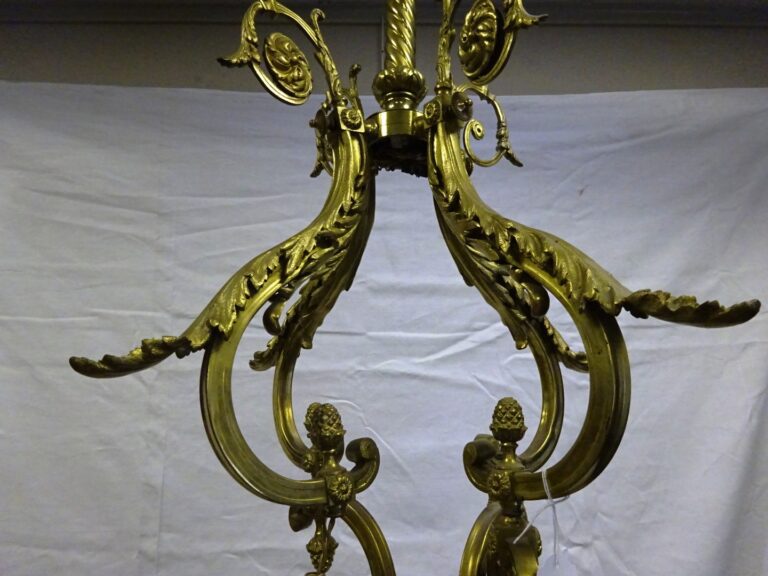 Important lustre en bronze doré à huit bras de lumière, à riche décor de volute…