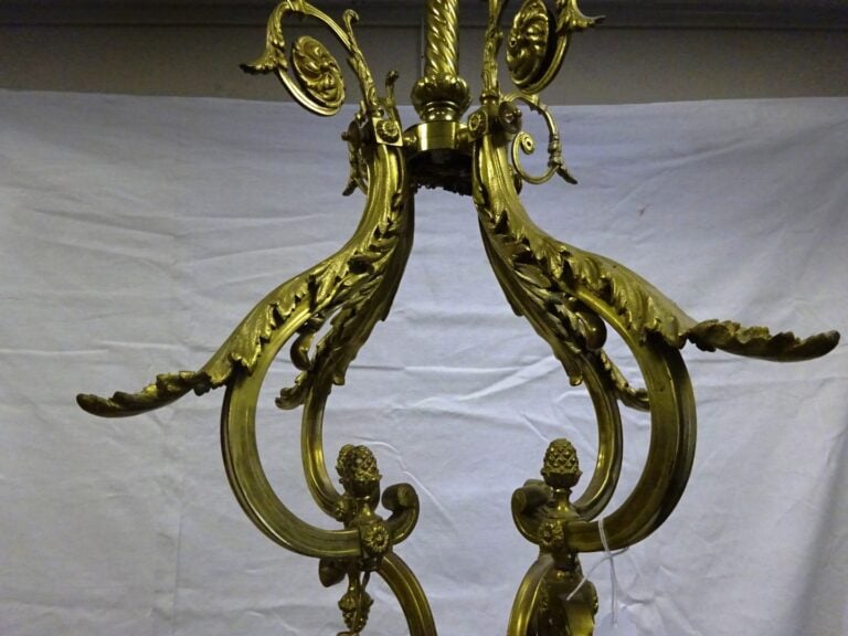 Important lustre en bronze doré à huit bras de lumière, à riche décor de volute…