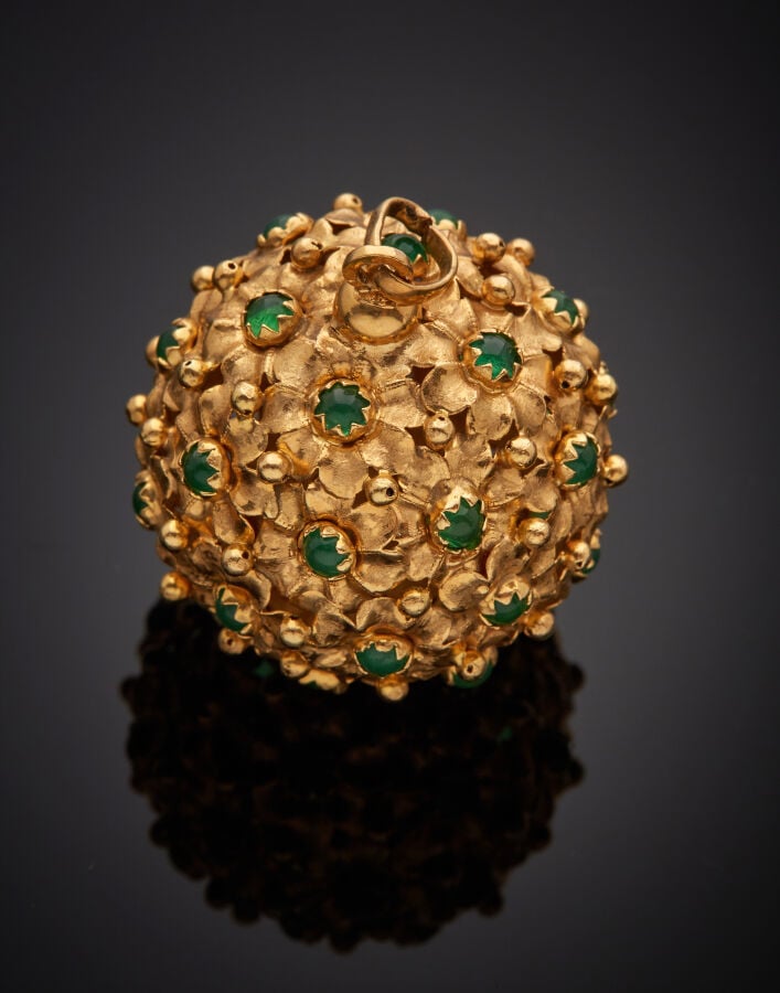 Important PENDENTIF "boule de fleurs" en or (750‰) ajouré, chaque fleur sertie…