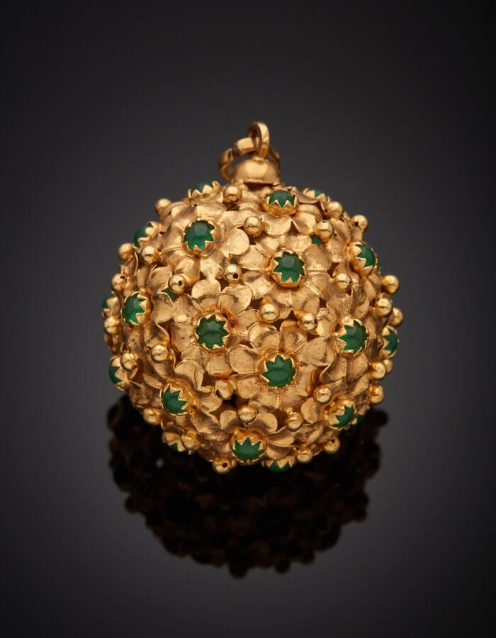 Important PENDENTIF "boule de fleurs" en or (750‰) ajouré, chaque fleur sertie…