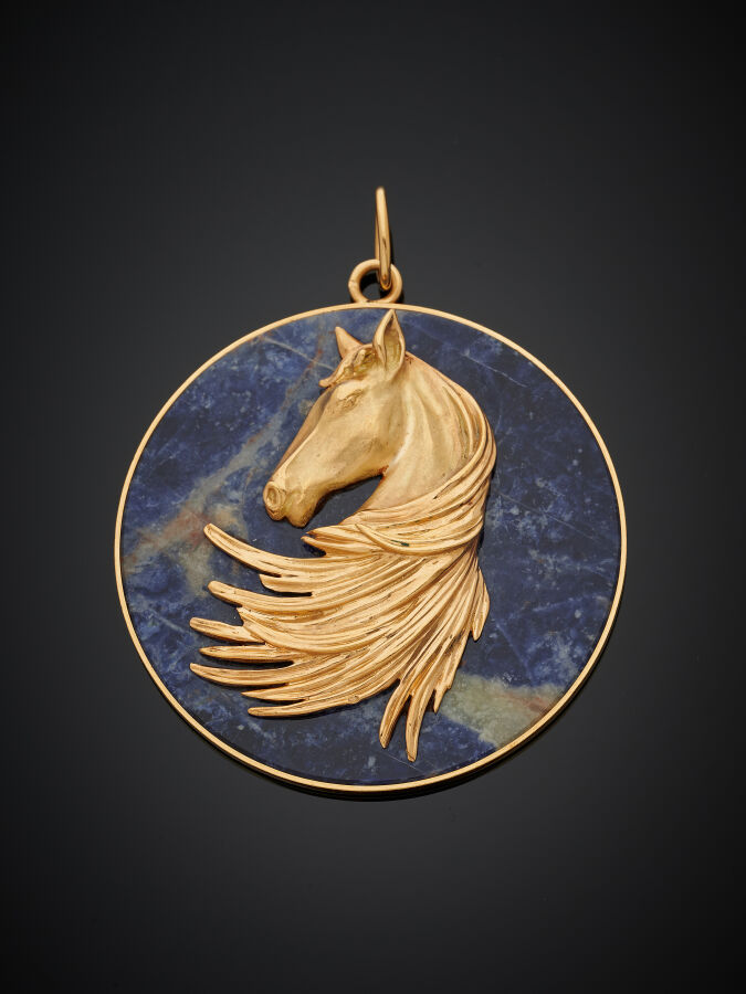 Important PENDENTIF circulaire "tête de cheval" en or jaune (750‰) ciselé, orné…