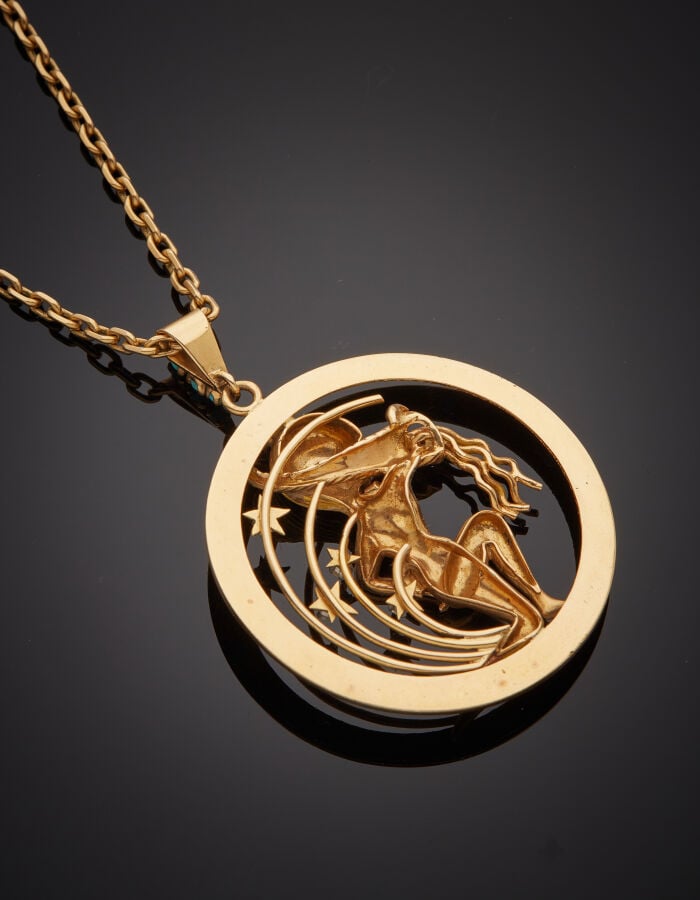 Important PENDENTIF circulaire "verseau" et sa CHAINE en or jaune (750‰) ajouré…