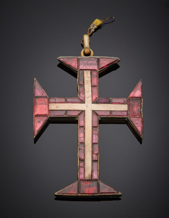 Important PENDENTIF "croix" en argent (min. 800‰) orné de pierres rouges calibr…