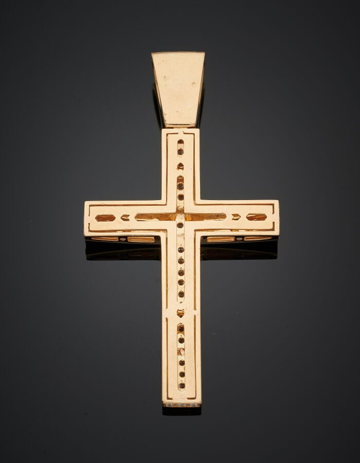 Important PENDENTIF "croix" en or jaune (750‰) serti d'alignements de diamants…