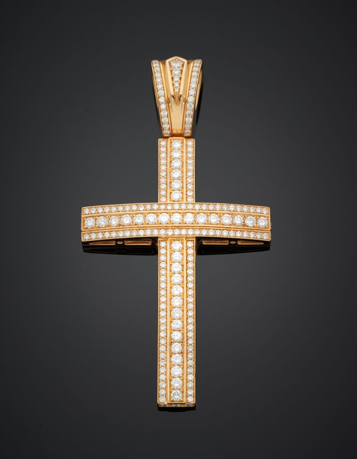 Important PENDENTIF "croix" en or jaune (750‰) serti d'alignements de diamants…