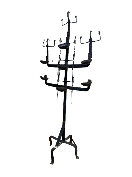 Important pique-cierges en fer forgé à décor de silhouettes