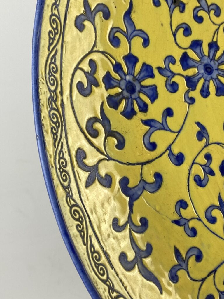 Important plat circulaire en céramique à décor floral bleu sur fond jaune - Mar…