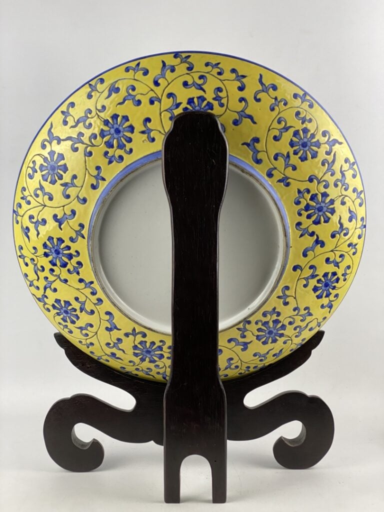 Important plat circulaire en céramique à décor floral bleu sur fond jaune - Mar…