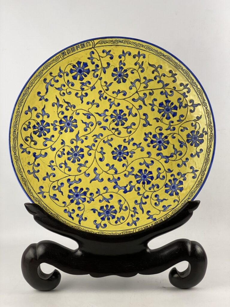 Important plat circulaire en céramique à décor floral bleu sur fond jaune - Mar…