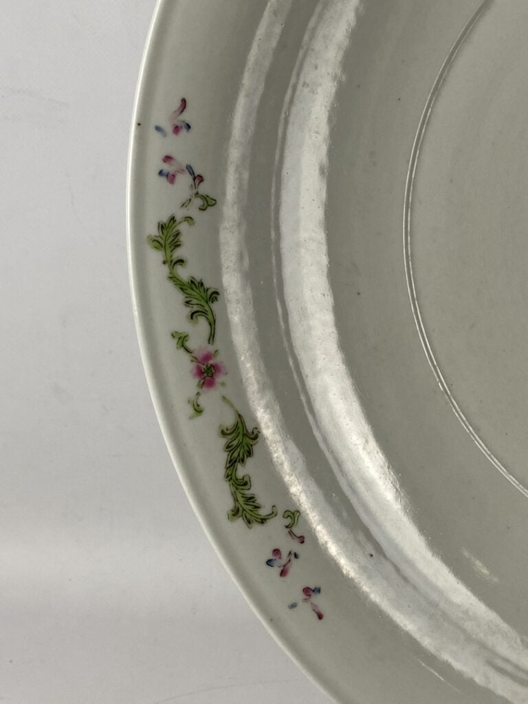 Important plat en porcelaine blanche émaillée - Chine - Seul le marli est décor…