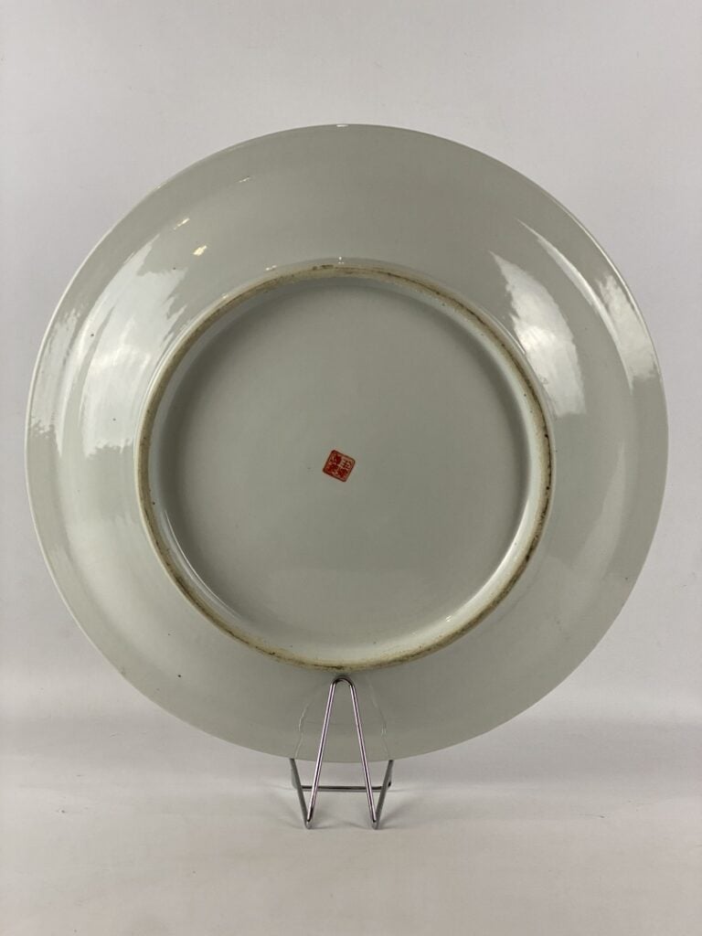 Important plat en porcelaine blanche émaillée - Chine - Seul le marli est décor…