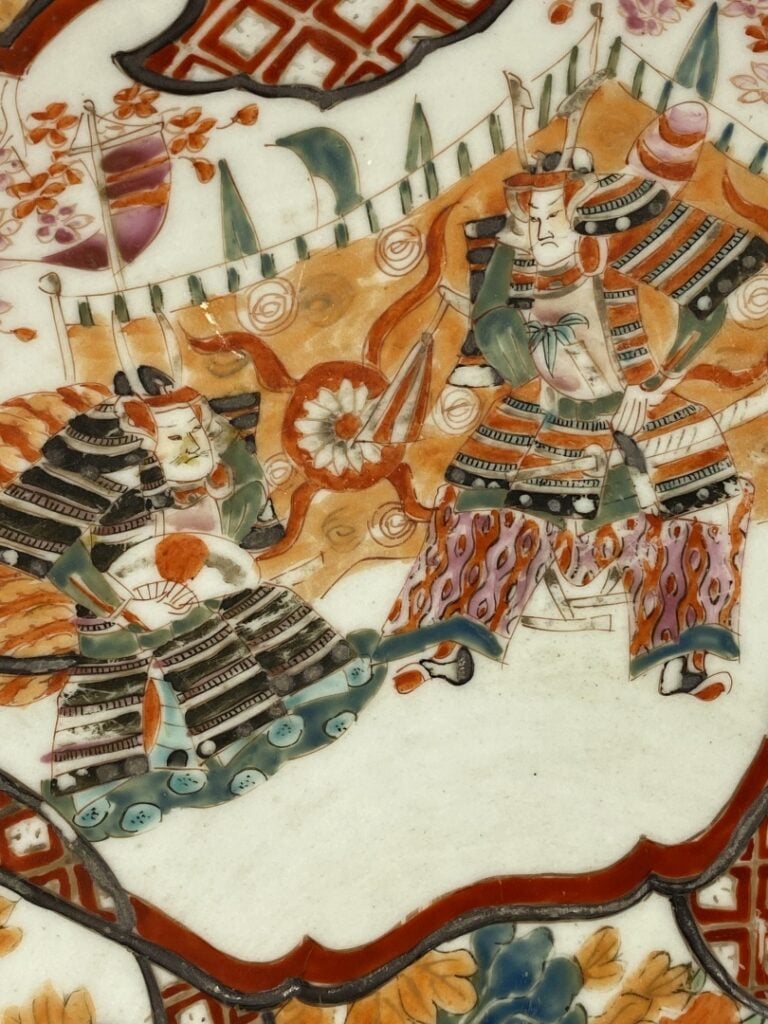Important plat en porcelaine émaillée - Japon - A décor de fleurs et feuillages…
