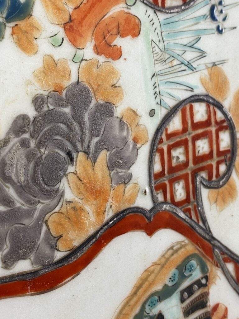 Important plat en porcelaine émaillée - Japon - A décor de fleurs et feuillages…