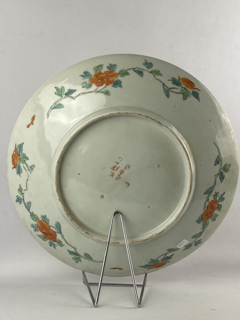 Important plat en porcelaine émaillée - Japon - A décor de fleurs et feuillages…