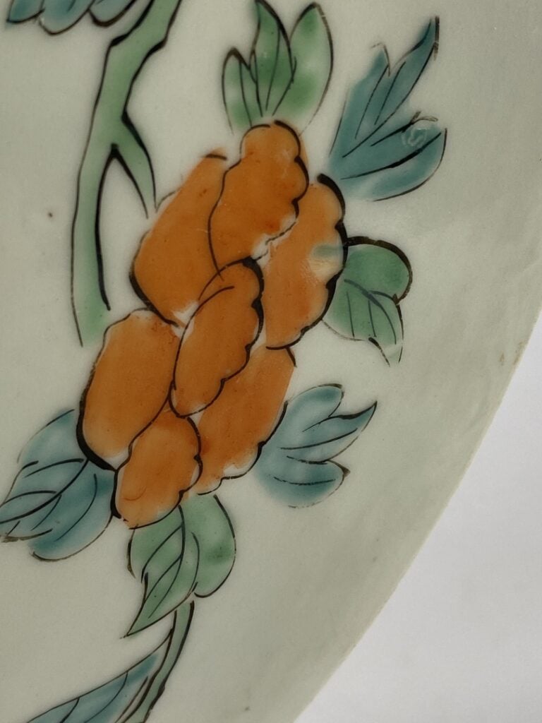Important plat en porcelaine émaillée - Japon - A décor de fleurs et feuillages…
