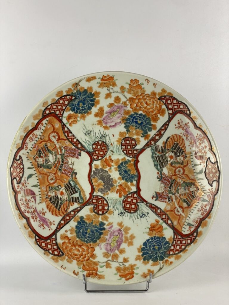 Important plat en porcelaine émaillée - Japon - A décor de fleurs et feuillages…