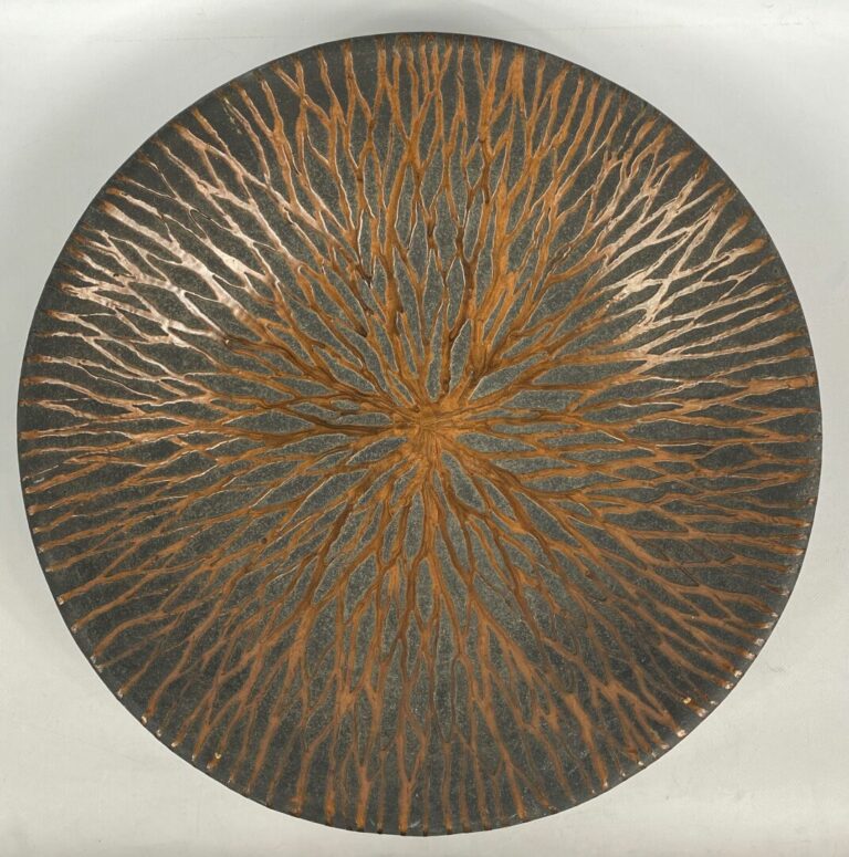 Important plat rond en terre cuite emaillée à décor irisé - Diam : 46 cm