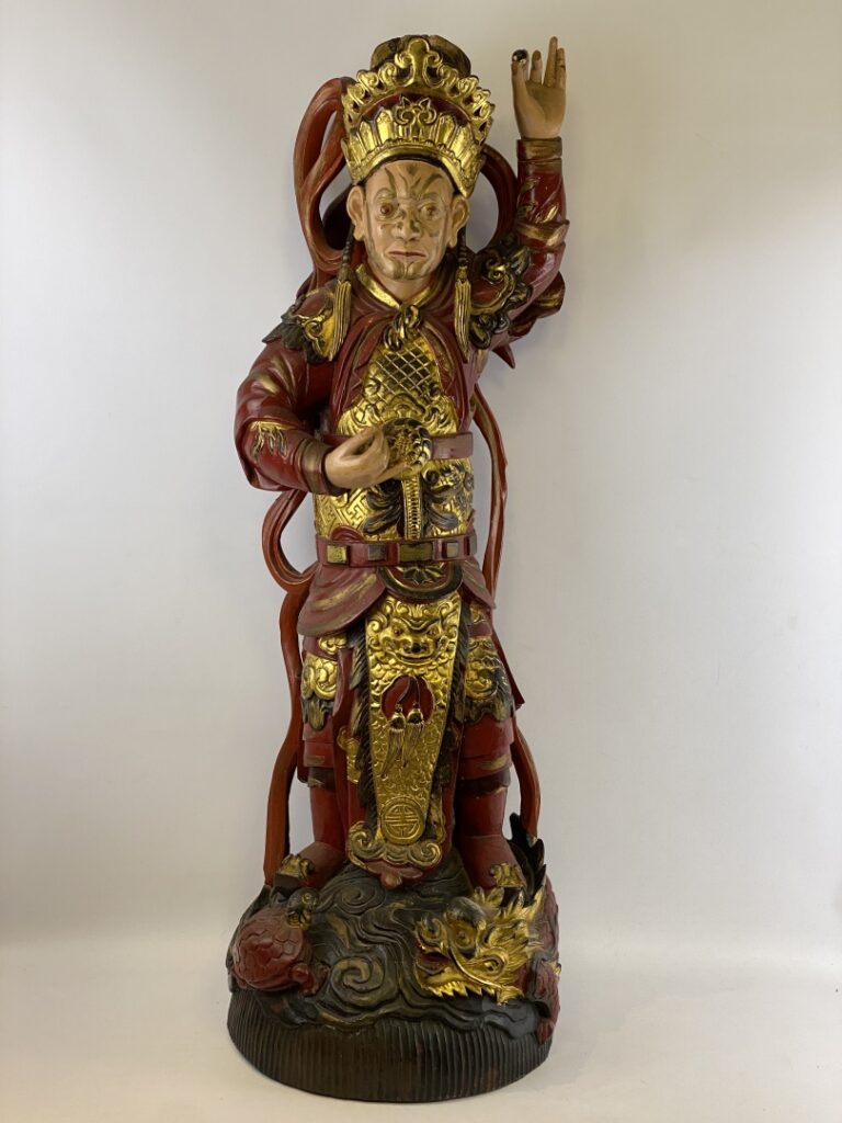 Important sujet en bois peint polychrome à l'effigie d'une divinité - Asie du S…