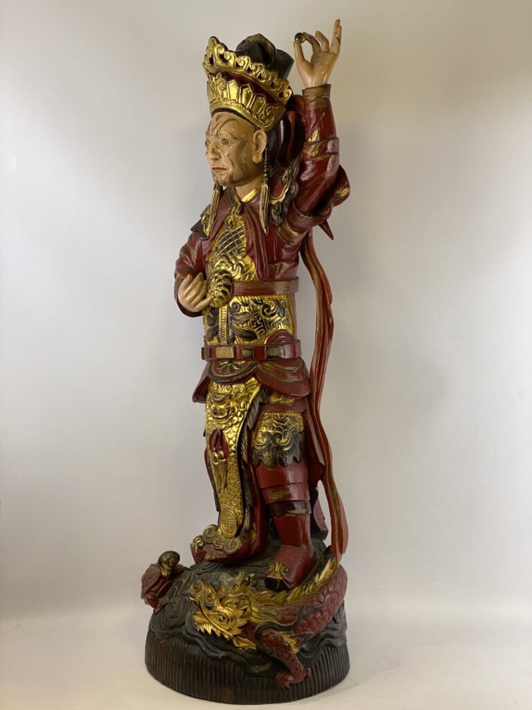 Important sujet en bois peint polychrome à l'effigie d'une divinité - Asie du S…