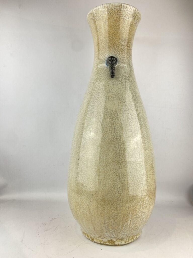 Important vase balustre en porcelaine craquelée, Nankin - Chine, - A col évasé…