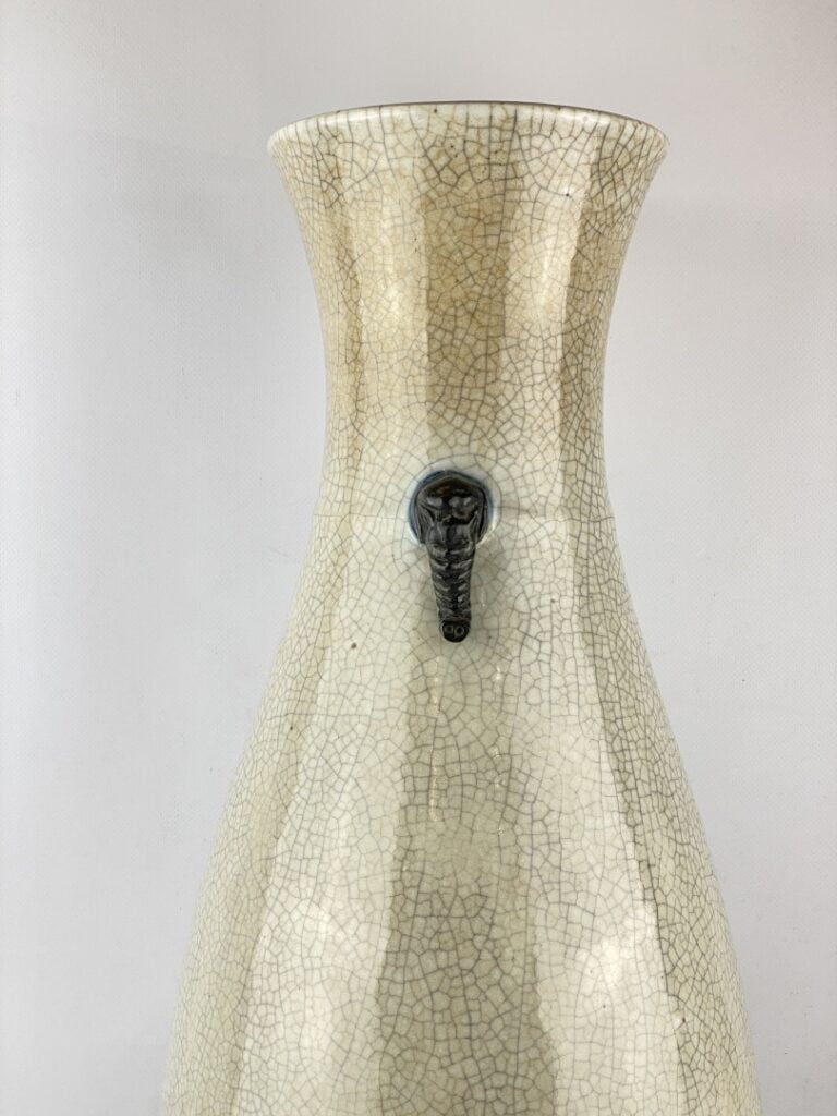 Important vase balustre en porcelaine craquelée, Nankin - Chine, - A col évasé…