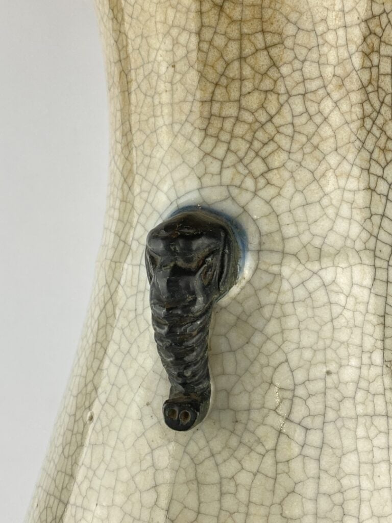 Important vase balustre en porcelaine craquelée, Nankin - Chine, - A col évasé…