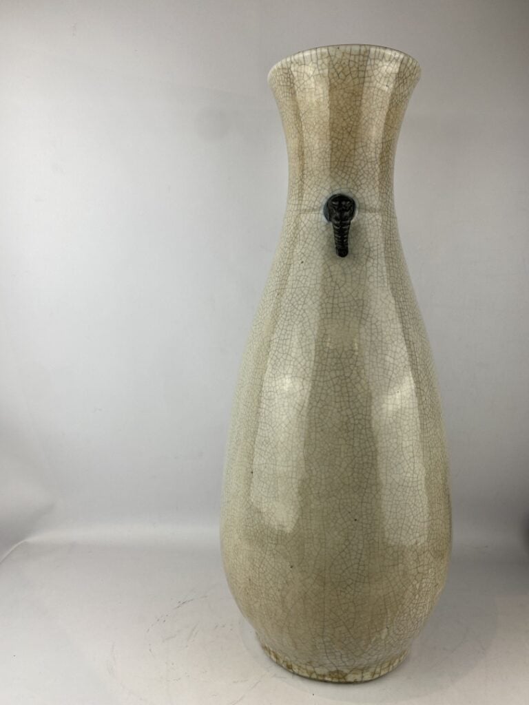 Important vase balustre en porcelaine craquelée, Nankin - Chine, - A col évasé…