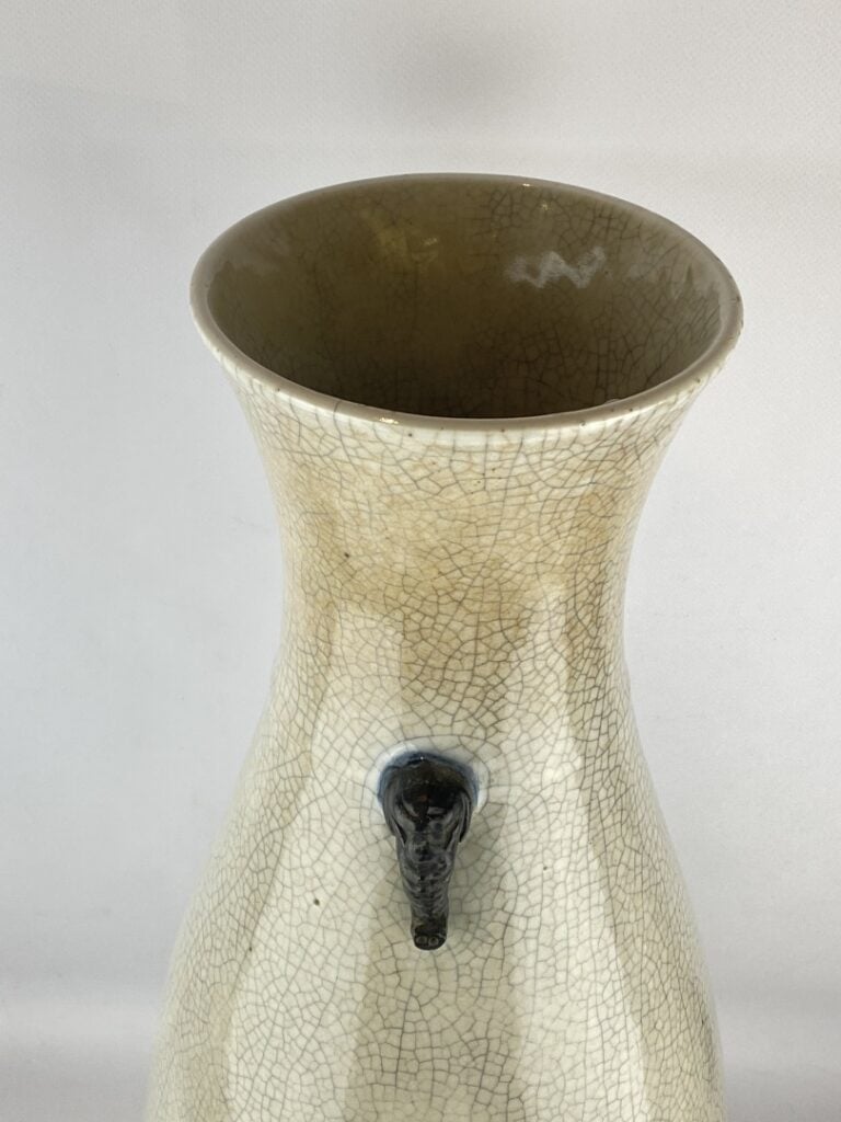 Important vase balustre en porcelaine craquelée, Nankin - Chine, - A col évasé…