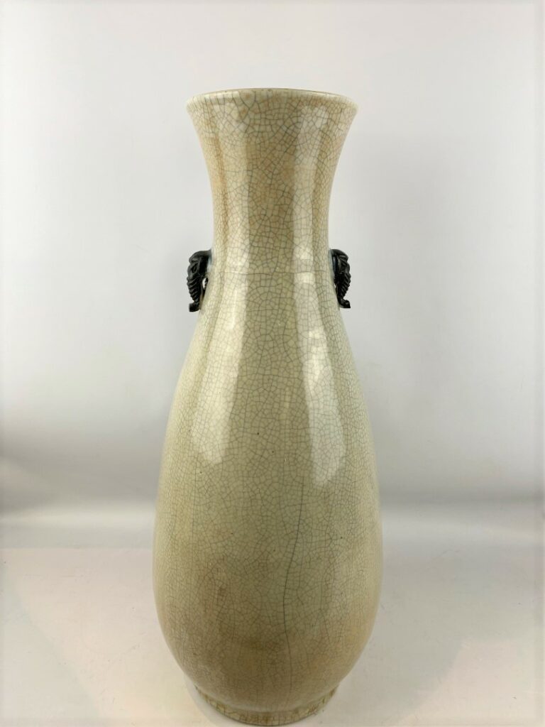 Important vase balustre en porcelaine craquelée, Nankin - Chine, - A col évasé…