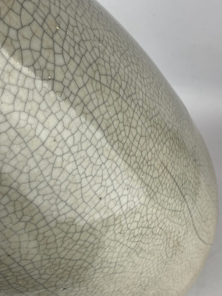 Important vase balustre en porcelaine craquelée, Nankin - Chine, - A col évasé…