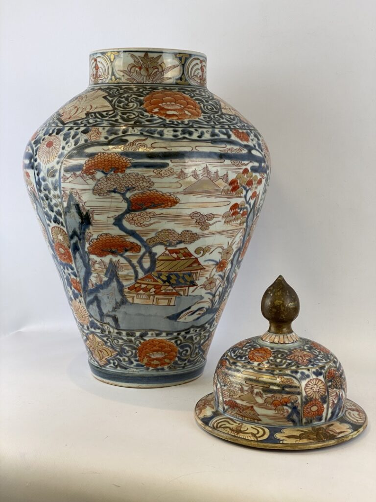 Important vase en porcelaine émaillée, Imari - Japon - A décor bleu, rouge et o…