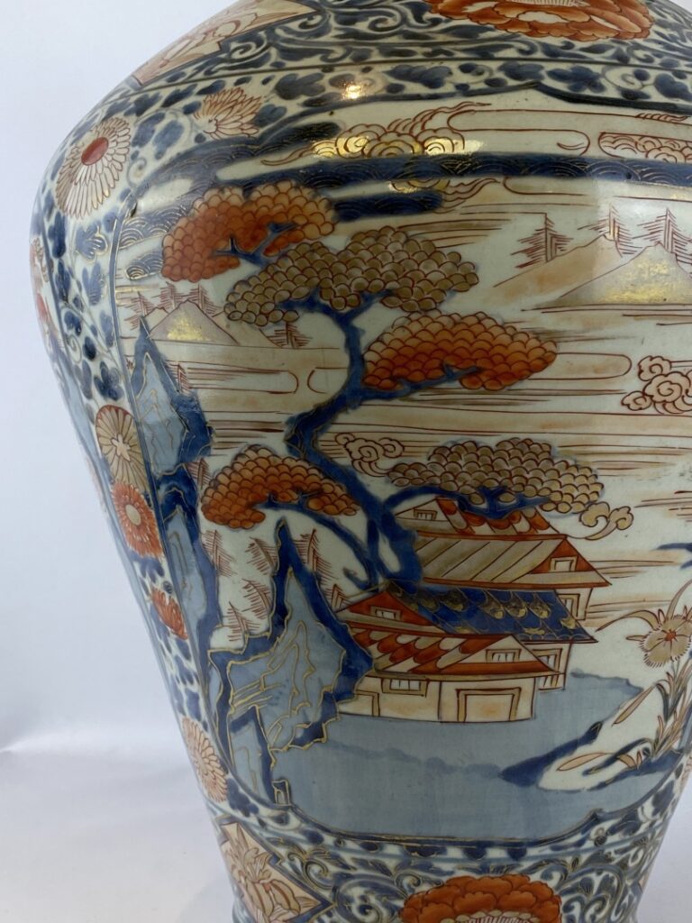 Important vase en porcelaine émaillée, Imari - Japon - A décor bleu, rouge et o…