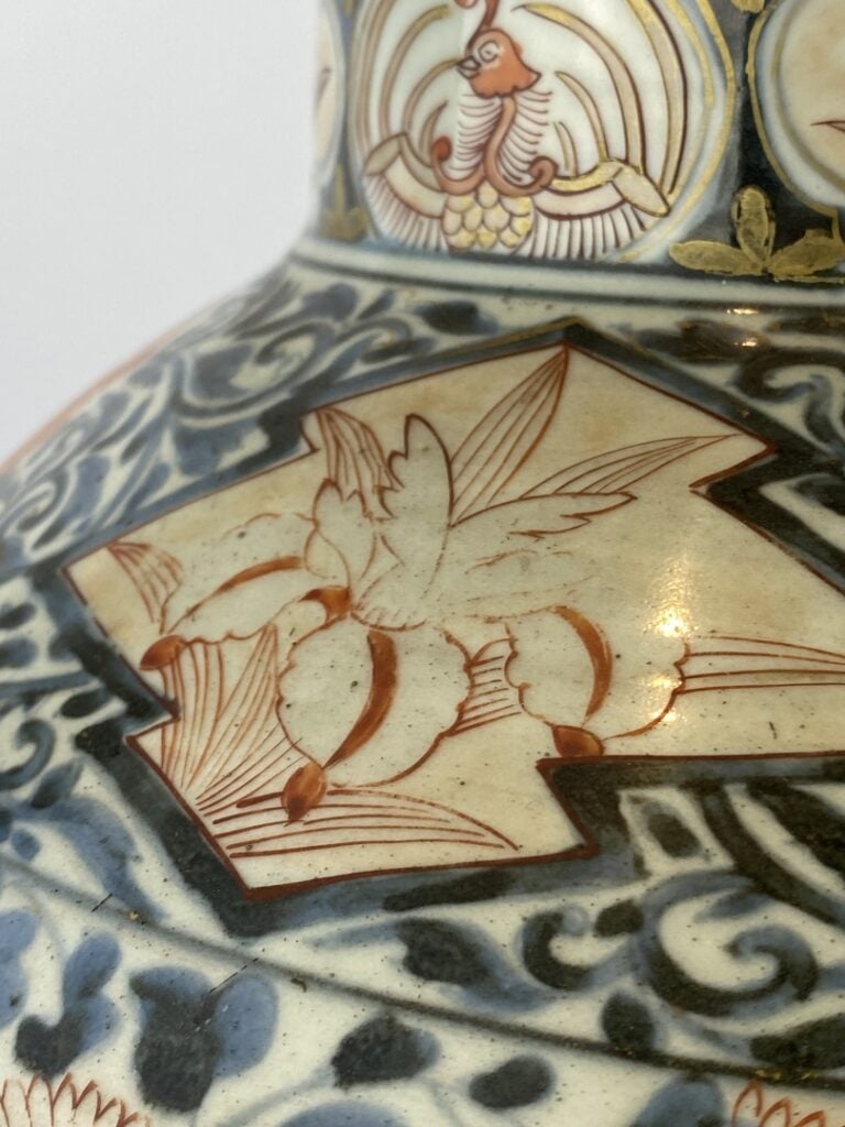 Important vase en porcelaine émaillée, Imari - Japon - A décor bleu, rouge et o…