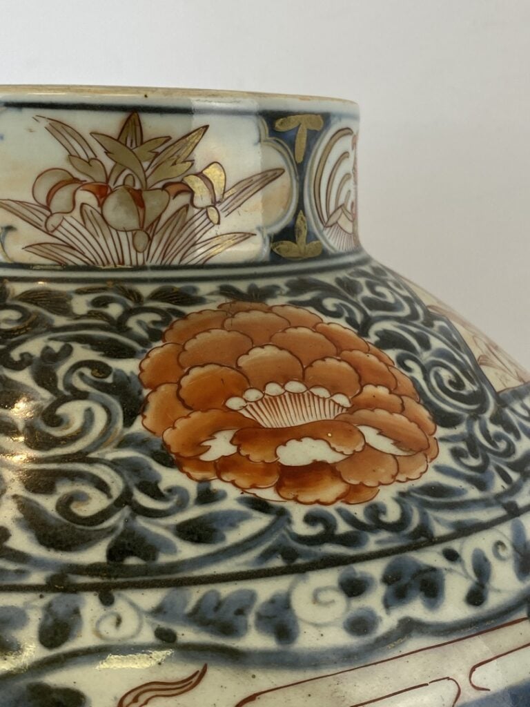 Important vase en porcelaine émaillée, Imari - Japon - A décor bleu, rouge et o…