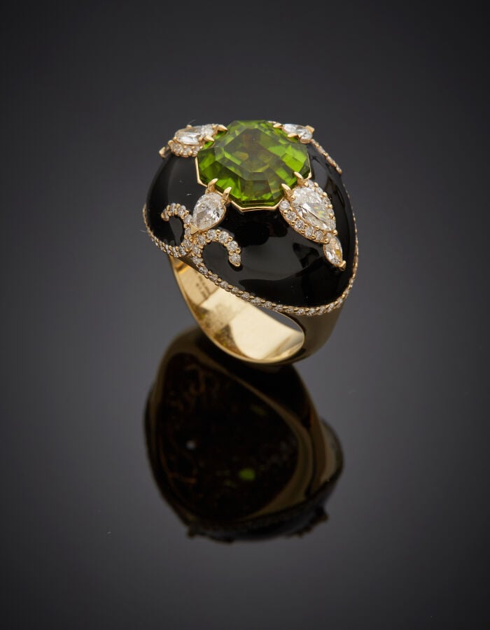 Importante BAGUE « boule » en or jaune (750‰) orné d'émail noir, serti d'un pér…