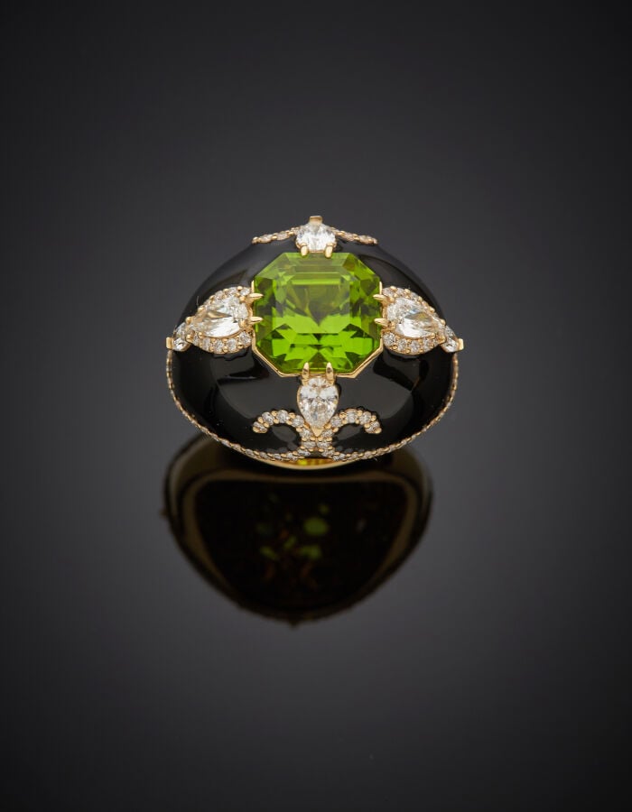 Importante BAGUE « boule » en or jaune (750‰) orné d'émail noir, serti d'un pér…