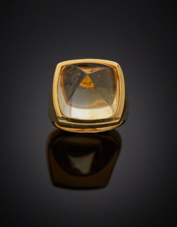 . Importante BAGUE carrée en vermeil (925%) ornée d'une citrine taillée en pain…
