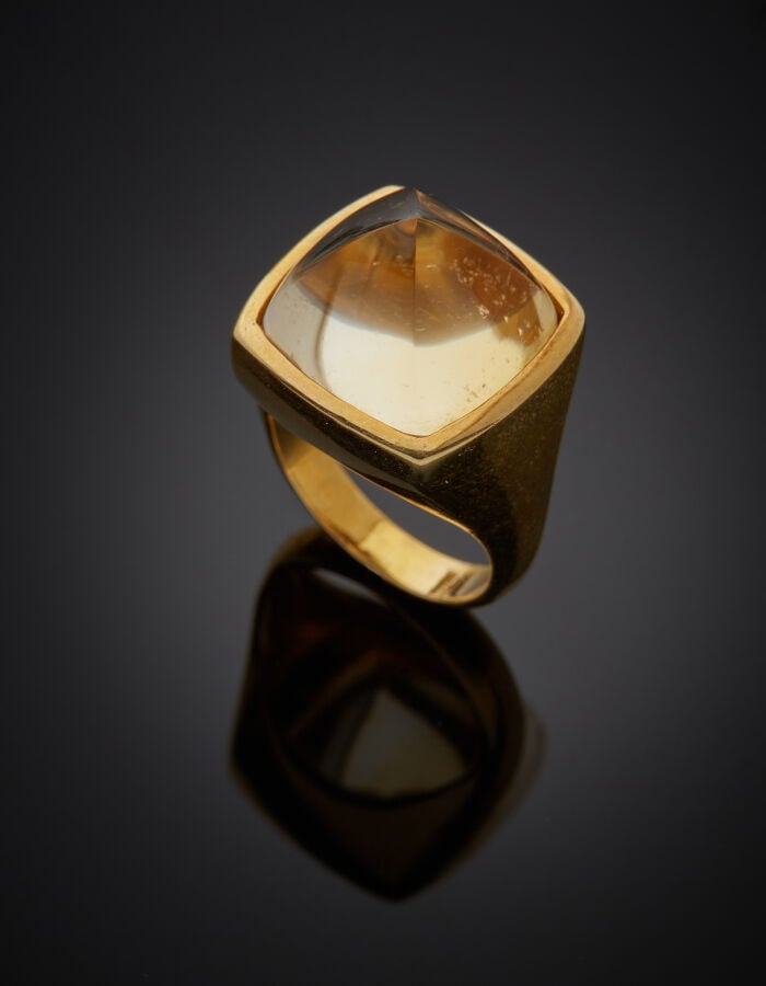 . Importante BAGUE carrée en vermeil (925%) ornée d'une citrine taillée en pain…