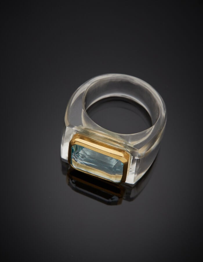 . Importante BAGUE « chevalière » en cristal de roche taillé, surmontée d'une t…