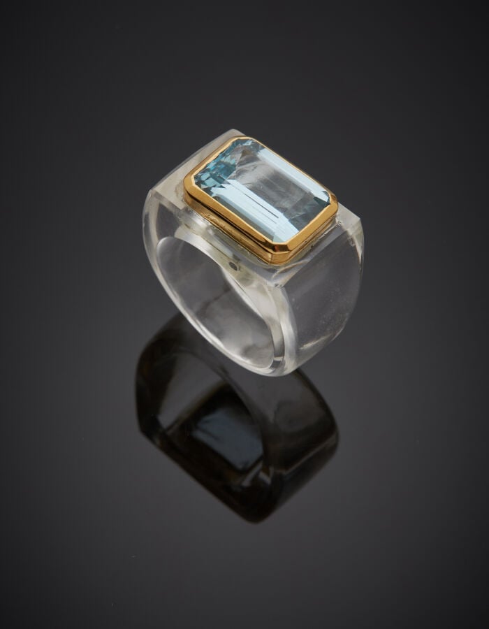 . Importante BAGUE « chevalière » en cristal de roche taillé, surmontée d'une t…
