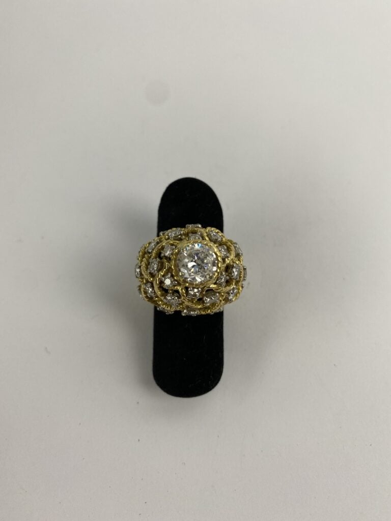 Importante bague dôme en or jaune (750) centrée d'une pierre blanche d'imitatio…